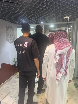 فريق خطة الحدث أثناء إدارة الحضور